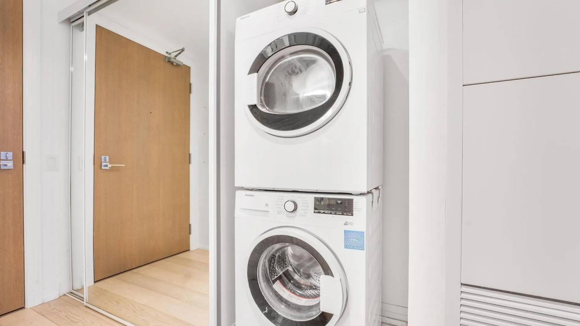 Apartment 251 Jarvis St - Steps To Eaton Centre - Monthly Stays Only Toronto
